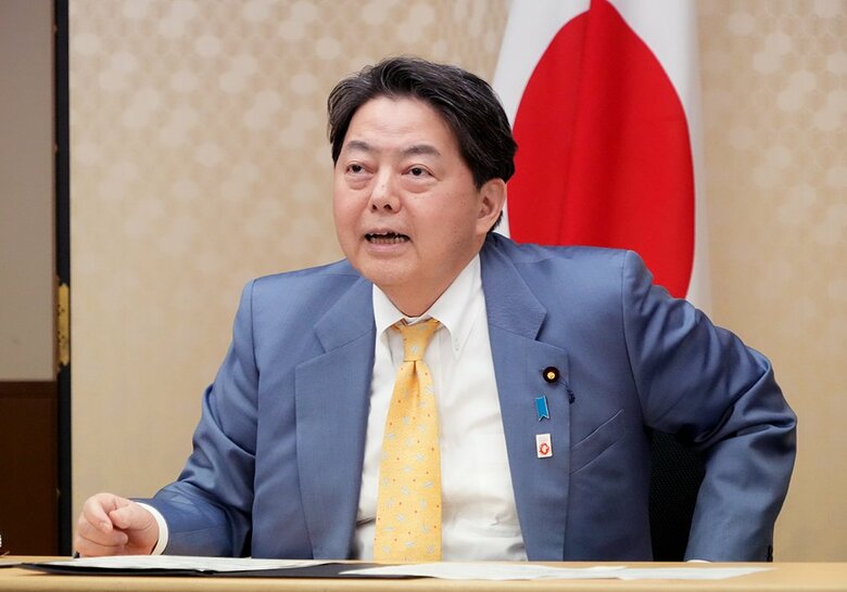 G7緊急外相会合に出席した林外相(17日夜　外務省提供）