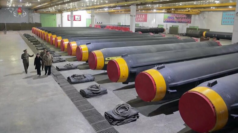 火星12型中距離弾道ミサイル・ブースター(またはその改修型)を視察する金正恩総書記父娘。(KRT朝鮮中央テレビ・2023年1月1日より)