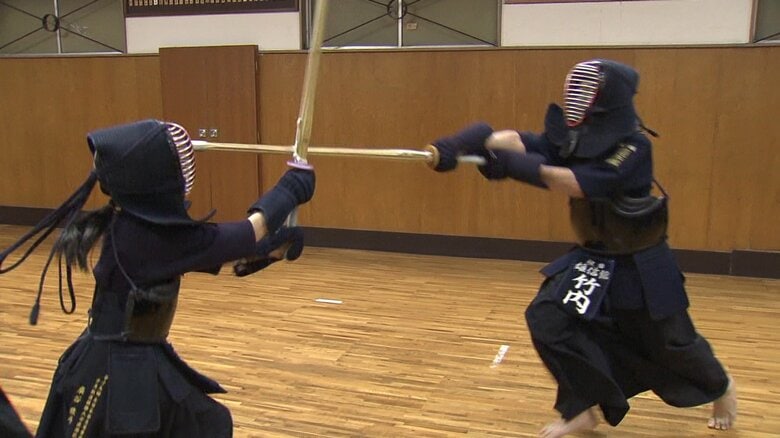 次鋒を務める中学1年・竹内朝陽さん（右）