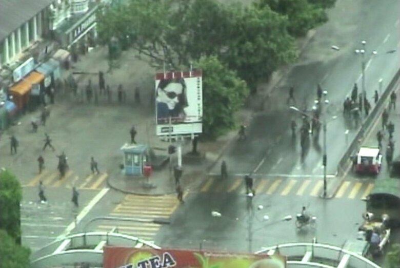 突入する治安部隊…この直後に長井さんは銃撃された