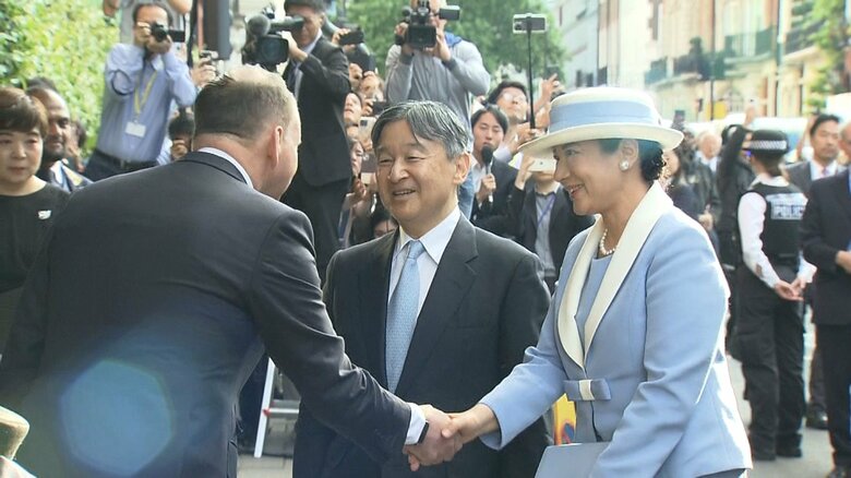 宿泊先のホテルに到着された両陛下