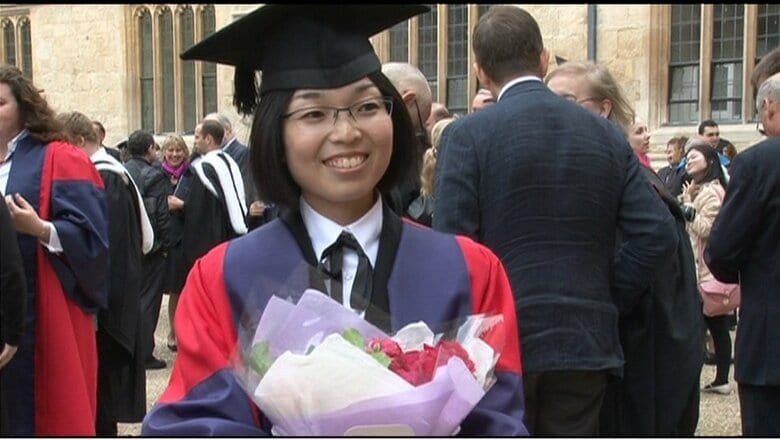 オックスフォード大学の博士課程修了者だけが袖を通すことを許される赤と青のガウン