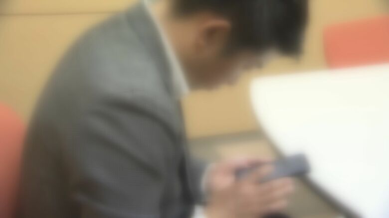 イメージ（スマホをのぞく）