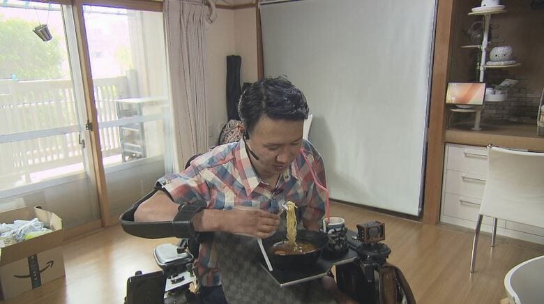 食事をする堀内さん