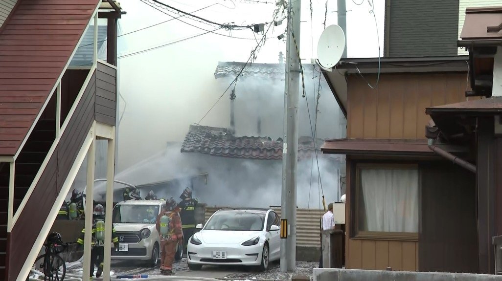 【速報】仙台市青葉区小松島で火事　空き家から出火か　黒煙があがる　消防が消火活動中