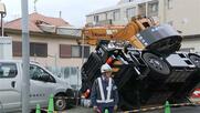 クレーン車が横転し住宅の屋根に突き刺さる　住民は外出中で無事　新築住宅の工事中に　東京・品川区