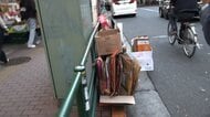 新大久保で相次ぐ“迷惑営業”　はみ出し＆ゴミ放置　パトロールに密着　注意に「ごめんなさい」も翌日再び“はみ出し営業”