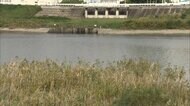 8歳男児が川に流され死亡　上下とも服を着ていない状態…体に目…