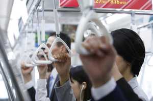 つり革・手すりに触れたら顔を触らないで…日本感染症学会らが新型コロナ“日常での注意点”を公開