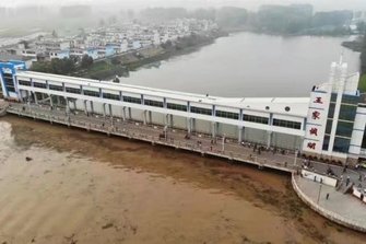 中国洪水危機 ダム緊急放流で下流の村が水没 遊水地 に万人居住