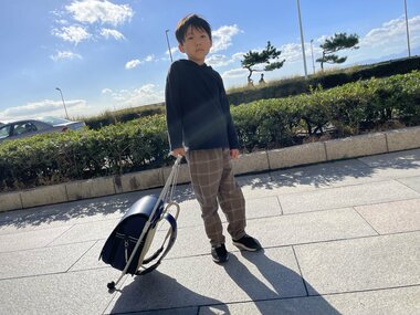重すぎるランドセルが“キャスター付き”に! 小学生が考案した「さんぽセル」に反響