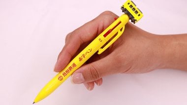 赤字経営を逆手に…島原鉄道の3色ならぬ「同色赤字ペン」が話題! 初回生産5000本を1週間で完売