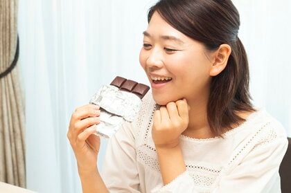 “高カカオチョコ”を食べると脳が疲れにくい？集中力の維持に寄与…効果的に食べるタイミングを明治に聞いた