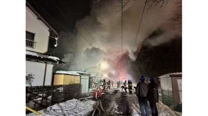 【速報】鳥取市の住宅地で火災　一般民家から出火…出火から約1時間経過も消火活動続く