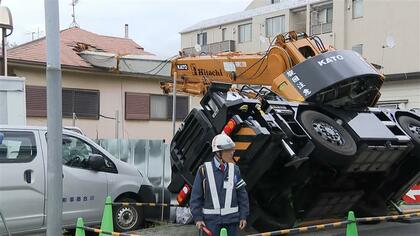 クレーン車が横転し住宅の屋根に突き刺さる　住民は外出中で無事　新築住宅の工事中に　東京・品川区