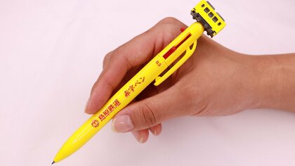 赤字経営を逆手に…島原鉄道の3色ならぬ「同色赤字ペン」が話題! 初回生産5000本を1週間で完売
