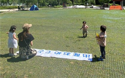 「少しでも近くで伝えたい」コロナ禍に出産した友人を病院の外から“祝福”…面会制限の中、素敵な関係にほっこり