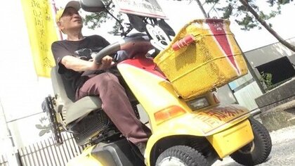 高知のシンボル・浦戸大橋を自作の車「ミッキー号」で駆け抜けた一番乗りの通行人　開通50年でお祝い走行