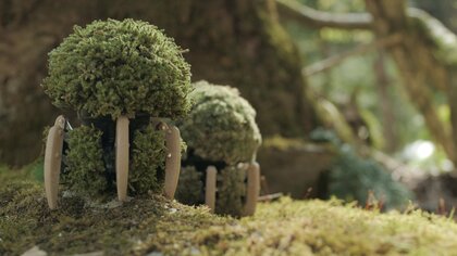 よちよち歩く6本足の“コケロボット”をパナソニックが開発…水をかけると元気に? コケの特性で反応が変わる