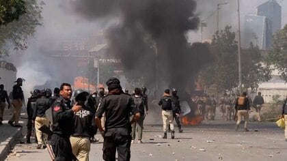 パキスタンで抗議デモ、数百人のデモ隊がアメリカ総領事館で破壊行為　ハメネイ師殺害受け　全土で21人死亡