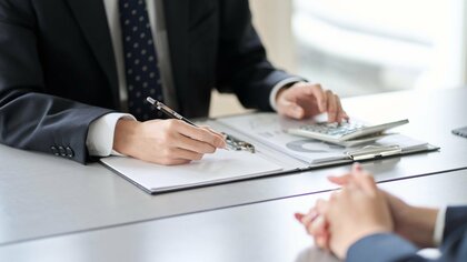 相続ではどんな専門家に相談するべき？「財産の洗い出し」は司法書士に、「相続税の申告」は税理士に…便利な制度も