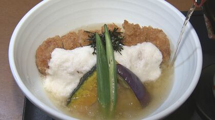 ご飯も氷水で洗ってヒエヒエに…新感覚「冷やしカツ丼」　 揚げたてカツに冷たい焼きあごダシ【愛知発】