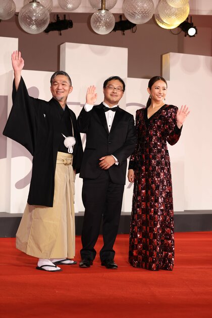 木村文乃 ベネチア国際映画祭にGUCCIの豪華ドレスで登場…観衆に