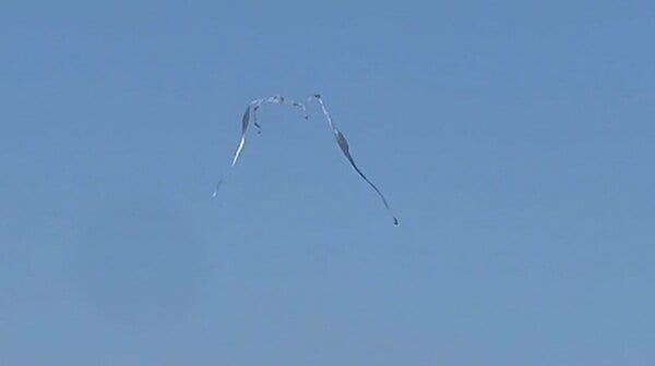 まるで「一反木綿」…正体不明の“飛行物体”が熊本の空に　12年前にも似た物体が目撃される｜FNNプライムオンライン