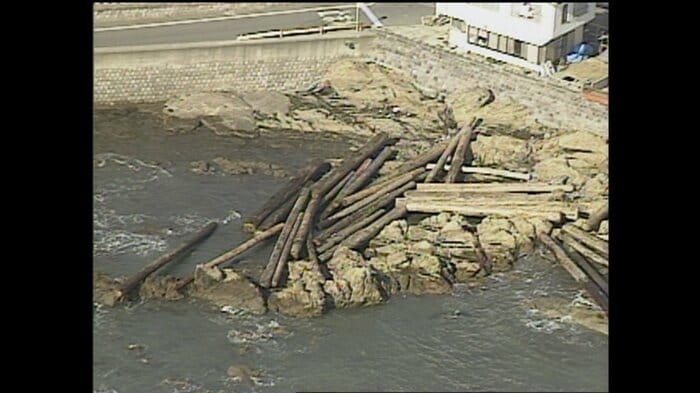 台風28号の余波で海岸に漂着した材木600本(神奈川県 1990年)