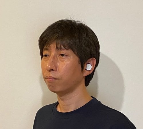 「ナイトミン 耳ほぐタイム」を装着した状態(提供:小林製薬)