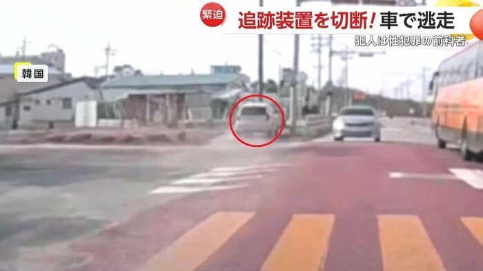 歩道を猛スピードで逃走する車