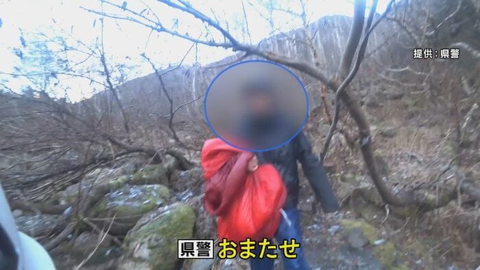 隊員が男子大学生と接触 提供:長野県警