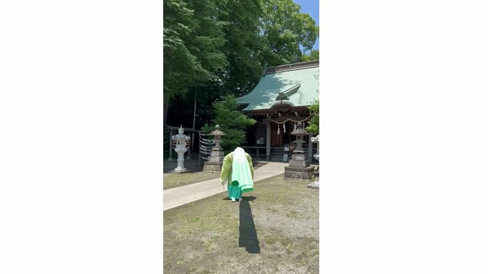 お辞儀をするネギ禰宜(出典:有鹿神社)