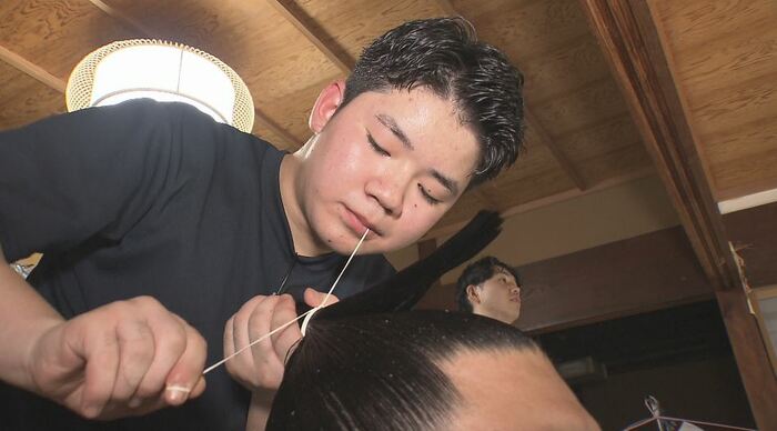 和紙のこより「元結（もとゆい）」で髷を結ぶ