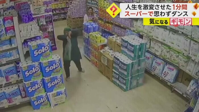 踊りながらコートを脱ぐ女性(IHA)