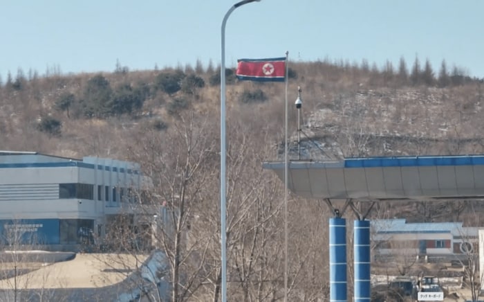 ツアーバスの車窓から撮影した北朝鮮の旗