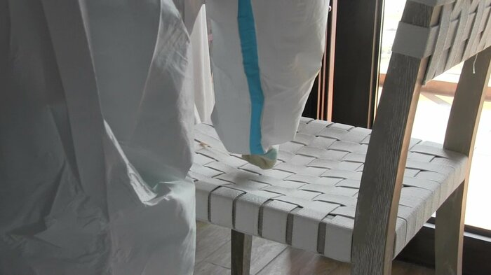 部屋の中でもドアノブや椅子などで(ウイルスを調べるための)拭き取り検査がなされた