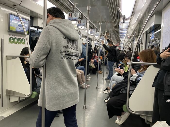 本来ラッシュアワーの時間帯だが地下鉄車内は・・(2022年3月11日撮影)