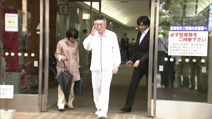 退院時の佐竹前知事(2011年5月)