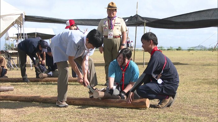 丸太を切ってコースター作りに挑戦される悠仁さま