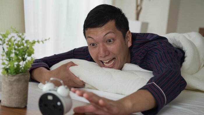 だらけた姿が不満につながることも(画像はイメージ)