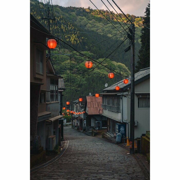 赤い提灯が並ぶ先に思わず吸い込まれる