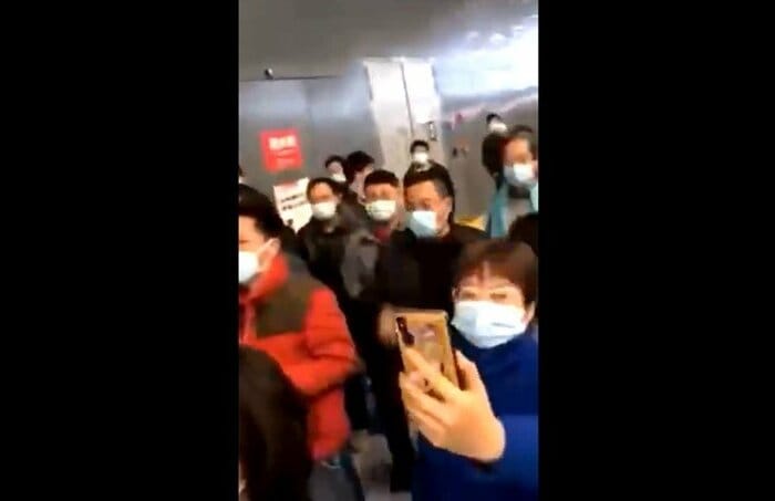 騒動の様子とされる動画 内部での交差感染を指摘する発言も(中国SNSより)