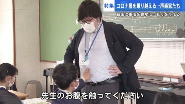 広島市立山本小学校で音楽の授業を担当する中東さん