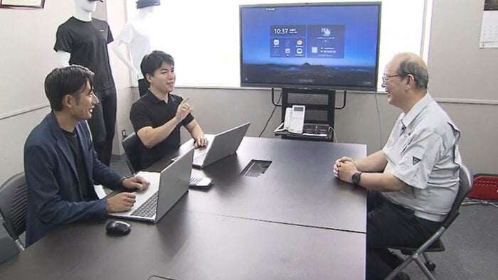 社員と打ち合わせをする佐々木貴史代表(右)