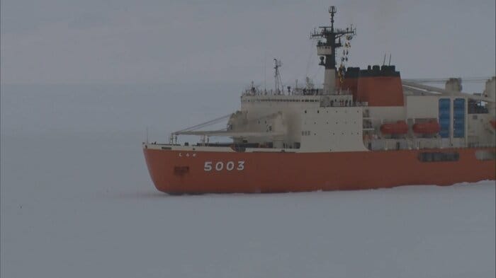 砕氷艦「しらせ」