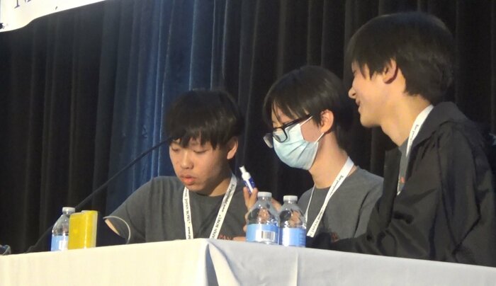 真剣な表情で問題に挑む学生達