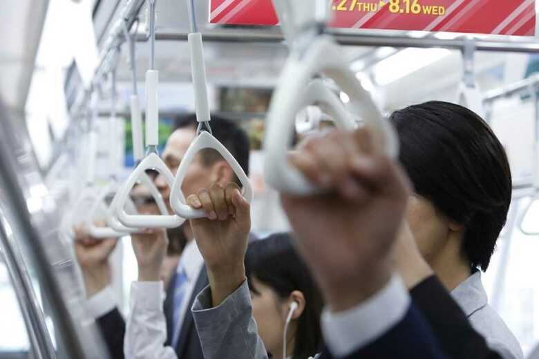 つり革・手すりに触れたら顔を触らないで…日本感染症学会らが新型コロナ“日常での注意点”を公開｜FNNプライムオンライン