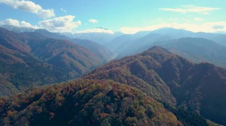 名峰・剱岳を望む「笠尻山」の頂へ　紅葉真っ盛りの絶景…クモの空中移動“雪迎え”も【富山発】