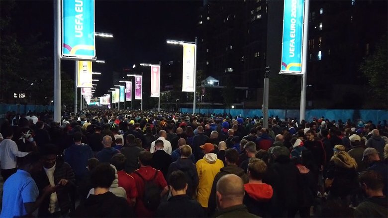 「マスクの着用義務なし」でイギリスで行われたサッカーの試合には6万人が集まった